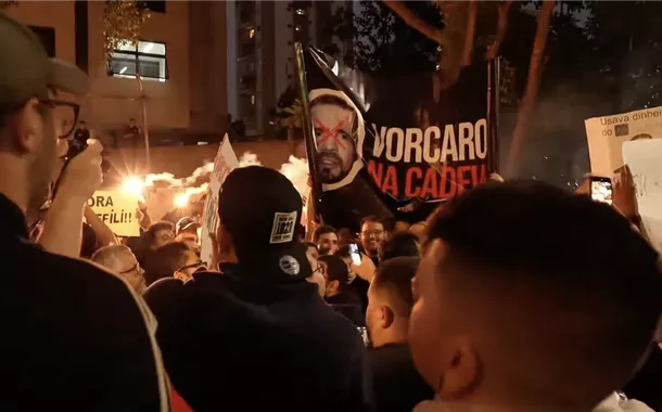 Protesto diante do Banco Master