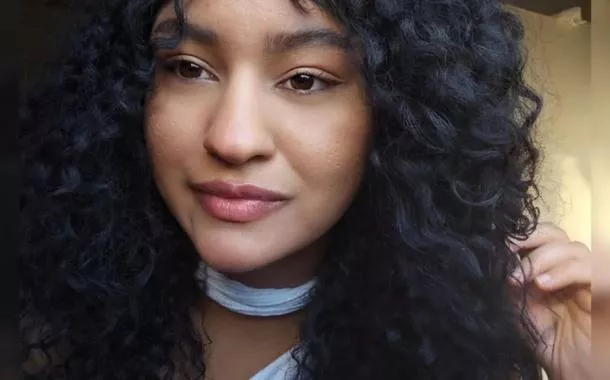 Marcela Camilly Alves da Silva (foto em destaque), de 22 anos, “parecia ter prazer” ao assistir aos crimes.