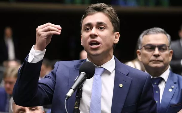 Nikolas se hospeda em hotel na sua “caminhada pela liberdade” e é detonado nas redes