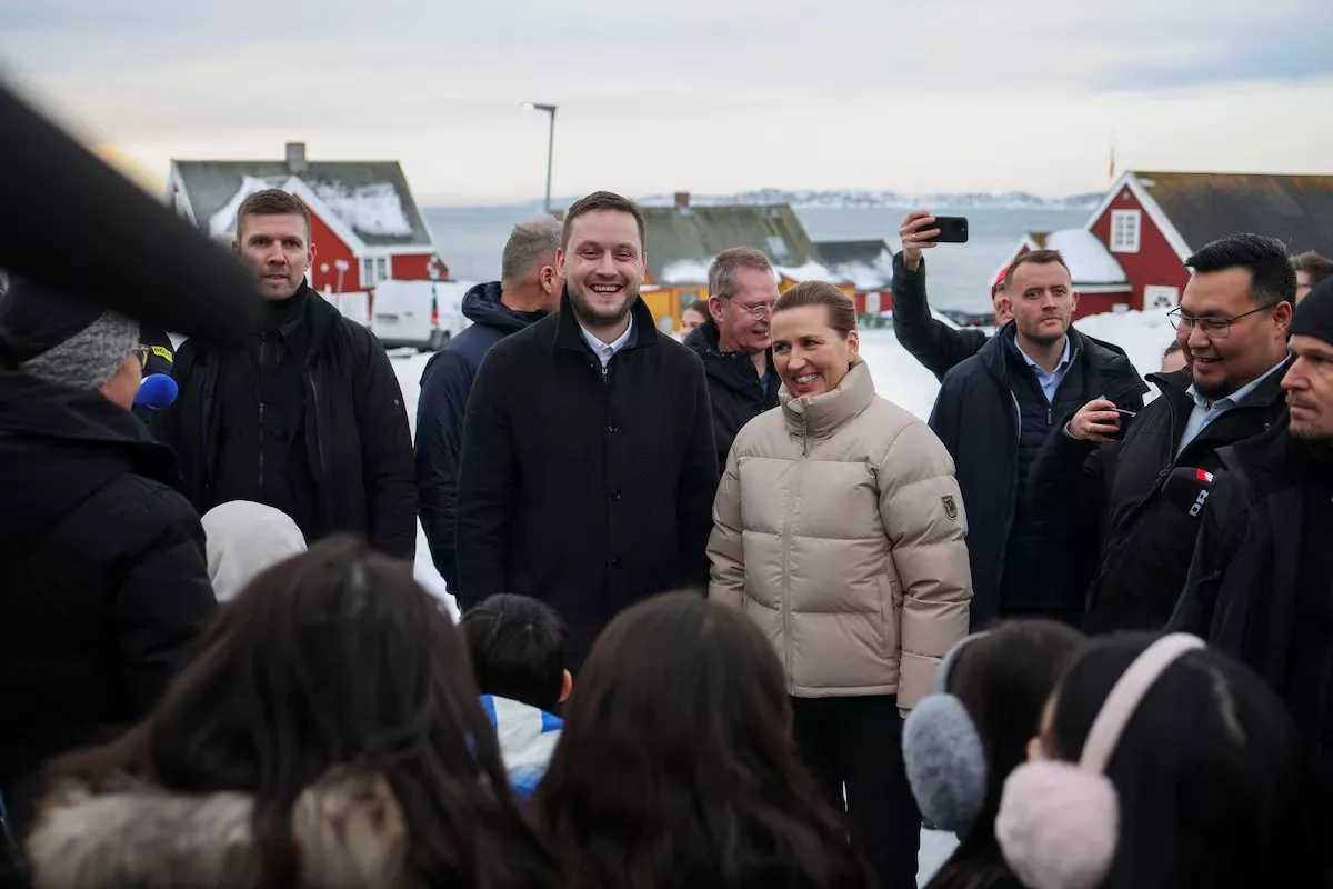A primeira-ministra da Dinamarca, Mette Frederiksen, e o primeiro-ministro da Groenlândia, Jens-Frederik Nielsen, permanecem de pé após a reunião realizada em frente à Casa Hans Egede, em Nuuk, Groenlândia, em 23 de janeiro de 2026