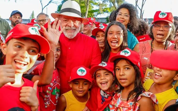Lula convoca participação política da população e alerta para eleições: "ou nós assumimos, ou eles assumem"