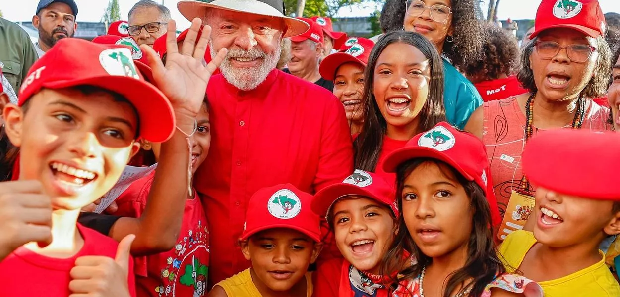Lula convoca participação política da população e alerta para eleições: "ou nós assumimos, ou eles assumem"