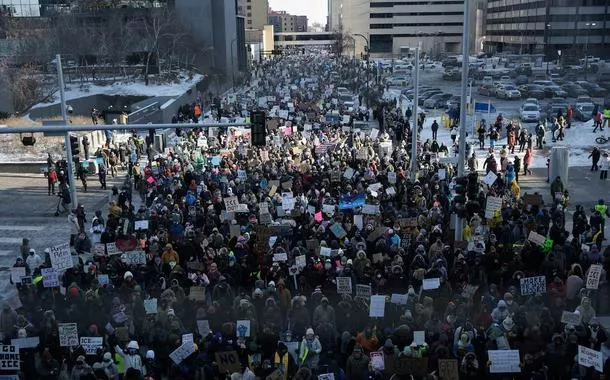 Dezenas de religiosos são presos em Minnesota durante protestos contra agressões do ICE