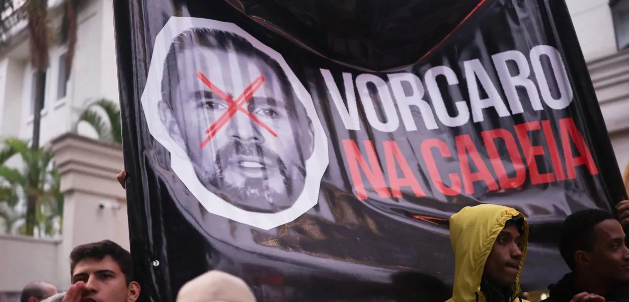 Manifestantes protestam em frente ao Banco Master, em São Paulo
22 de janeiro de 2026
REUTERS/Amanda Perobelli