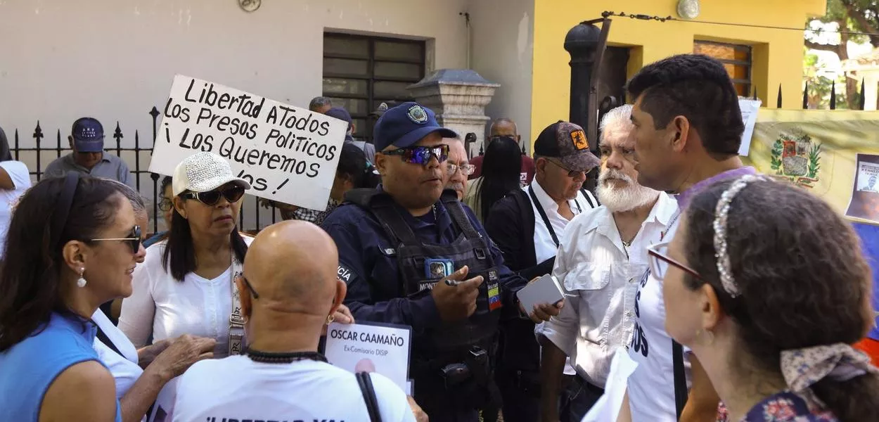 Protesto pedindo a libertação de presos em frente à reitoria da Universidade de Carabobo em Valência, Venezuela
23 de janeiro de 2026
REUTERS/Juan Carlos Hernandez