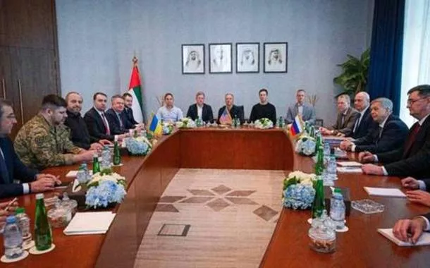 Delegações da Ucrânia, dos EUA e da Rússia fotografadas durante as negociações em Abu Dhabi, Emirados Árabes Unidos, em 24 de janeiro de 2026.