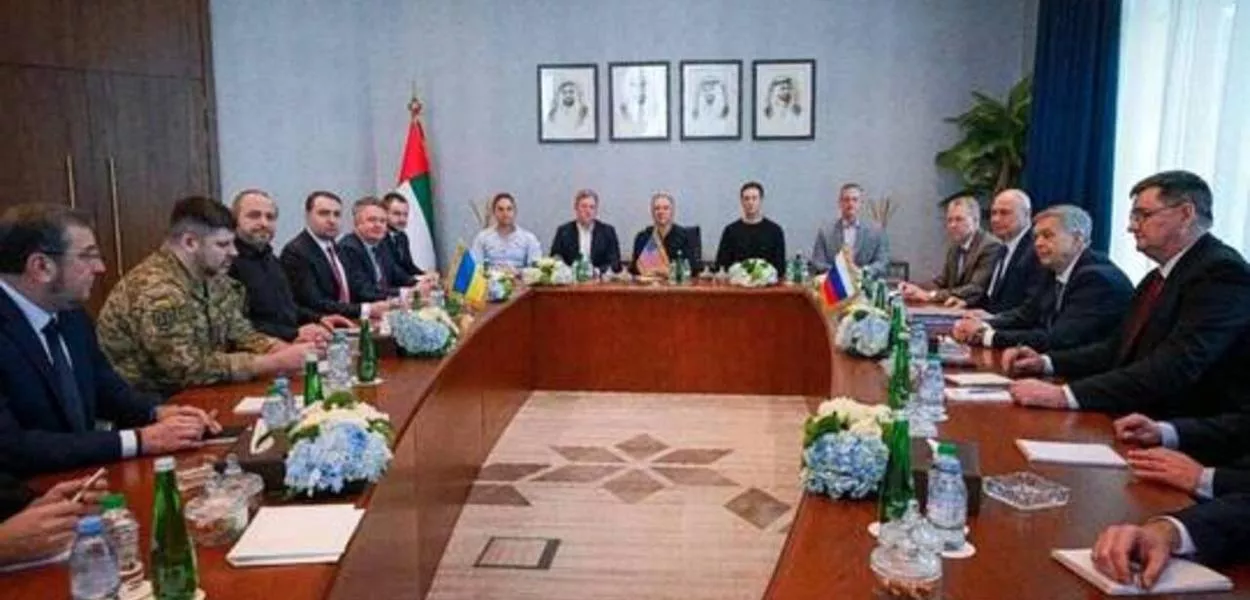 Delegações da Ucrânia, dos EUA e da Rússia fotografadas durante as negociações em Abu Dhabi, Emirados Árabes Unidos, em 24 de janeiro de 2026.