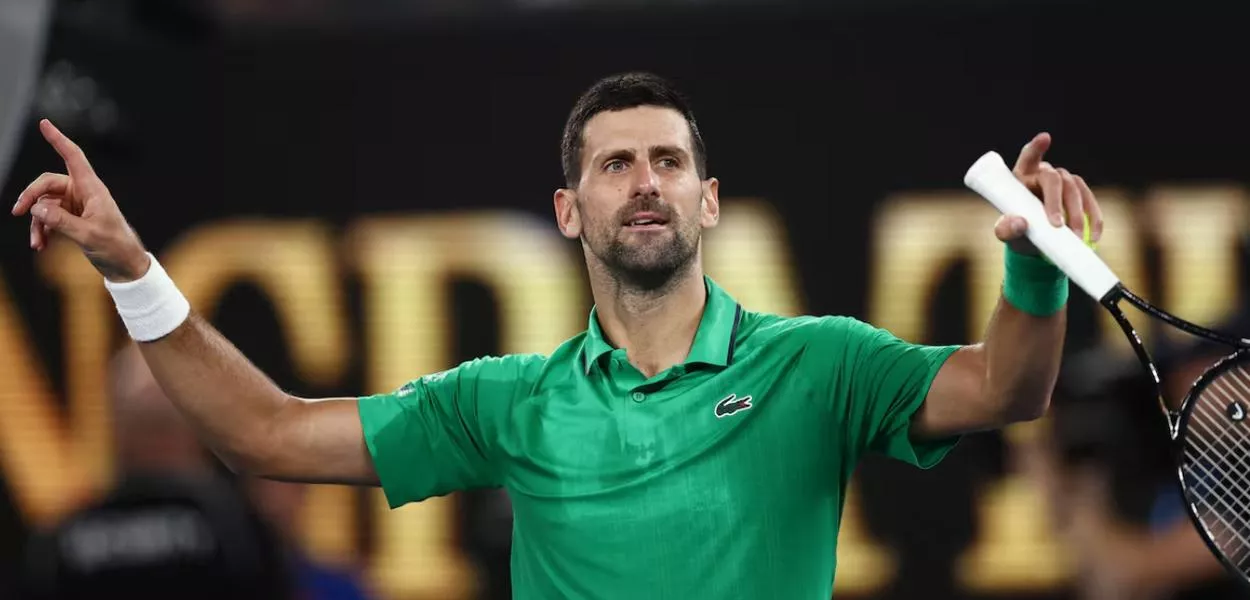 O sérvio Novak Djokovic comemora após vencer sua partida da terceira rodada contra o holandês Botic van de Zandschulp. 