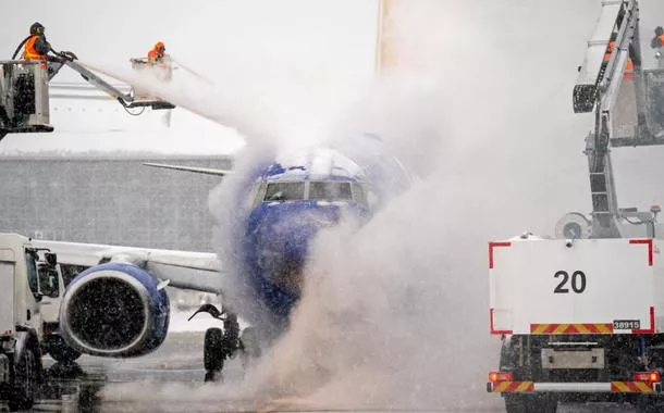 Uma equipe de degelo trabalha durante a tempestade de inverno Fern em um voo da Southwest Airlines no Aeroporto Internacional de Nashville, em Nashville, Tennessee, EUA, em 24 de janeiro de 2026. 