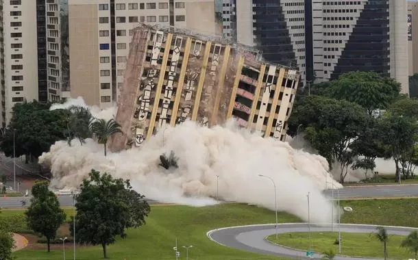Tradicional hotel de luxo é implodido no centro de Brasília