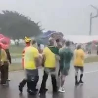 Após raio ferir mais de 30 pessoas, seis em estado grave, Nikolas Ferreira mantém ato sob forte chuva