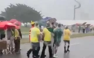 Após raio ferir mais de 30 pessoas, seis em estado grave, Nikolas Ferreira mantém ato sob forte chuva