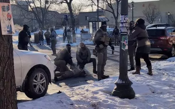 Governo Trump mantém a versão sobre o assassinato de enfermeiro, contradizendo as evidências em vídeo