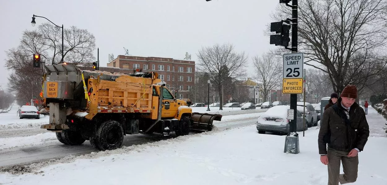 Caminhão remove neve das ruas em Washington
25/01/2026 REUTERS/Jonathan Ernst