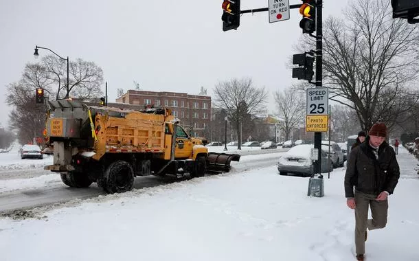 Caminhão remove neve das ruas em Washington
25/01/2026 REUTERS/Jonathan Ernst