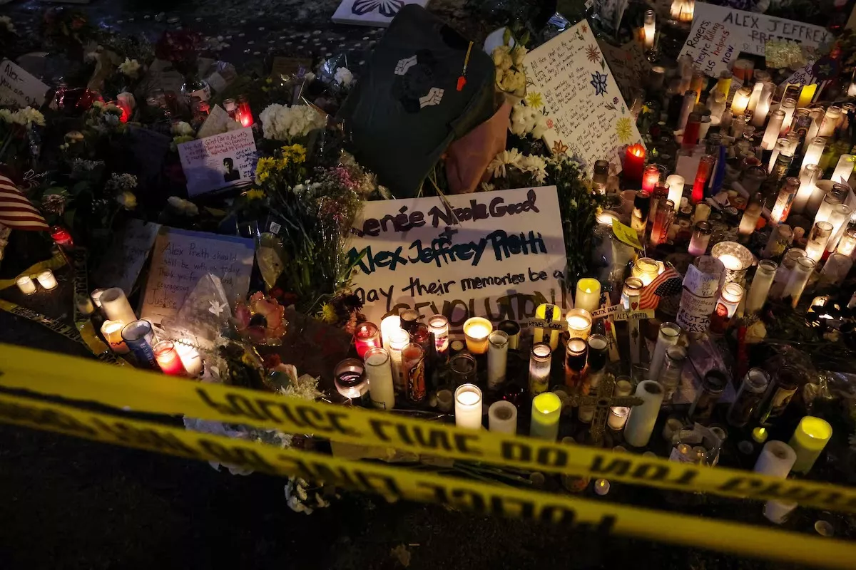 Fita policial fica pendurada em frente a um memorial improvisado no local onde um homem identificado como Alex Pretti foi morto a tiros por agentes federais de imigração que tentavam detê-lo, em Minneapolis, Minnesota, EUA, em 26 de janeiro de 2026