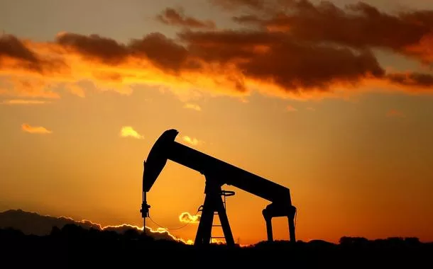 Petróleo dispara com escalada de ataques do Irã no golfo