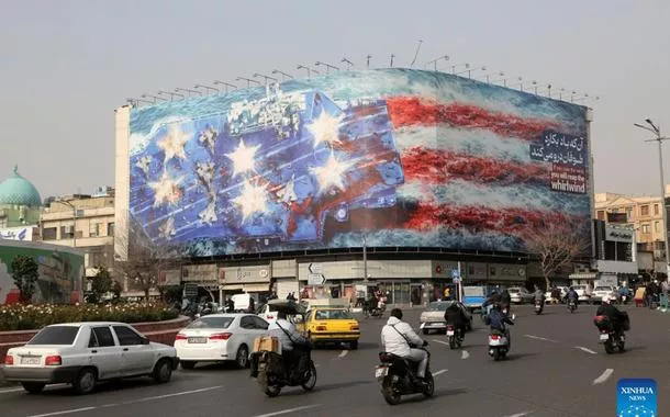 Irã exibe porta-aviões destruído em recado direto aos EUA