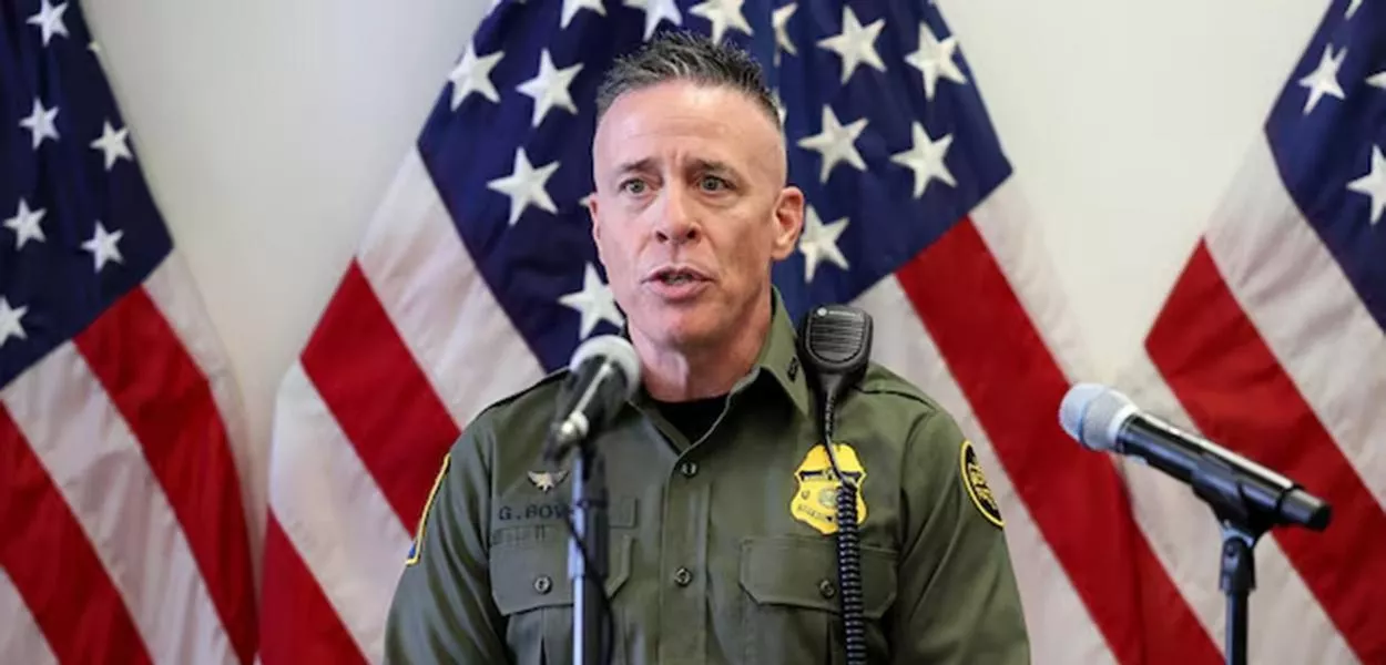 O chefe de setor da Patrulha de Fronteira dos Estados Unidos, Gregory Bovino, participa de uma coletiva de imprensa em Los Angeles, Califórnia, EUA