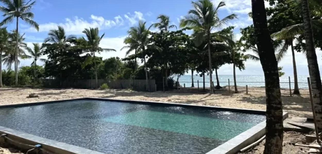Piscina de clube construído sem autorização pela família Vorcaro na Bahia