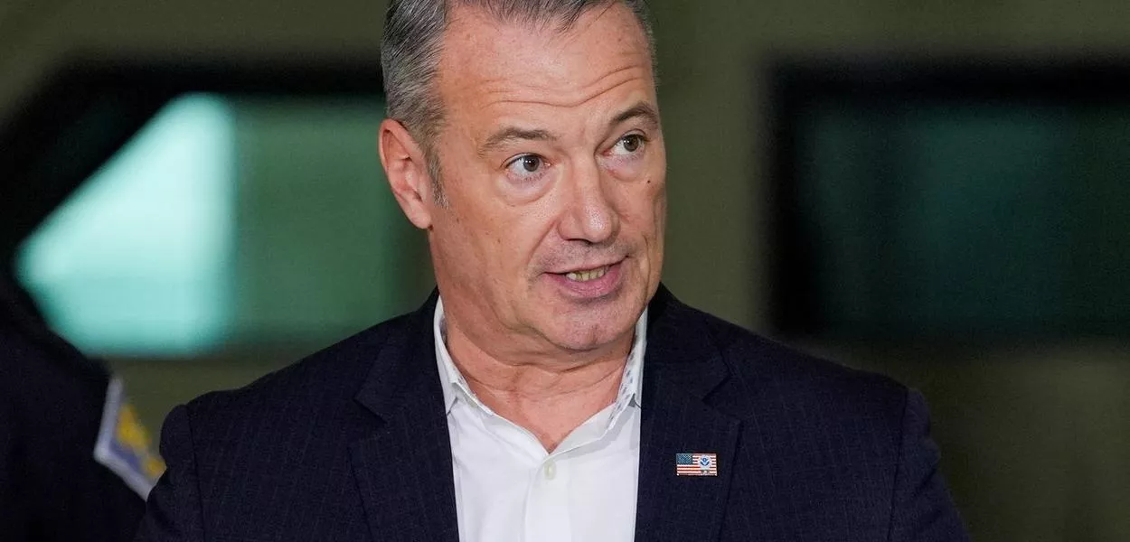 Todd Lyons, chefe interino da agência de imigração dos EUA, ICE, durante entrevista coletiva em Gary, no Estado norte-americano de Indiana
30/10/2025 