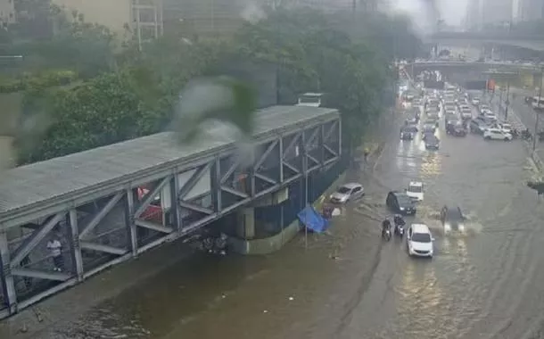 Chuva forte provoca alagamentos, quedas de árvores e falta de energia em São Paulo