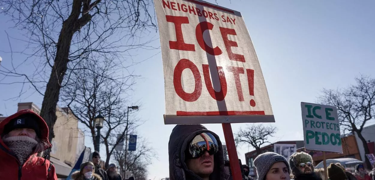 Manifestação contra o ICE perto do local onde Alex Pretti foi morto a tiros por agentes federais em Minneapolis, Minnesota, EUA
24 de janeiro de 2026
REUTERS/Tim Evans