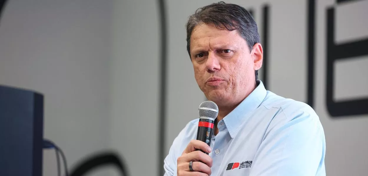 Tarcísio veta projeto que condicionava licitações ao respeito aos direitos humanos