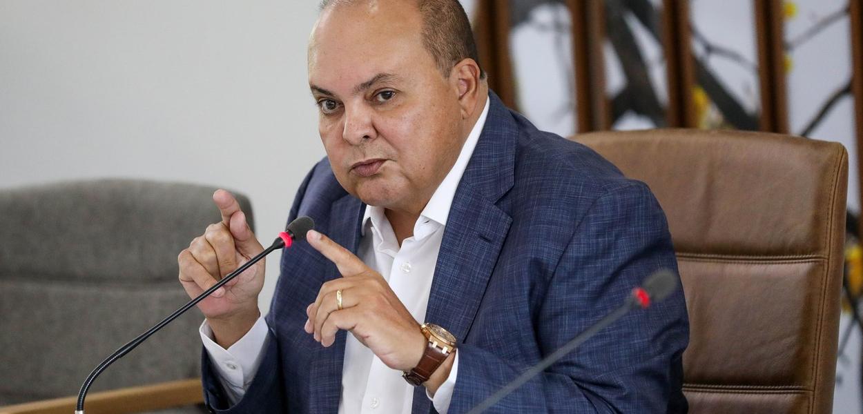 Coletivos espalham projeções pela cidade: “Procura-se Ibaneis” (vídeo)