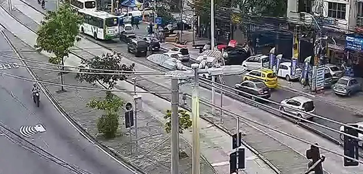 Câmera da prefeitura mostra avenida Edgar Romero, em Madureira, após ônibus serem usados como barricadas