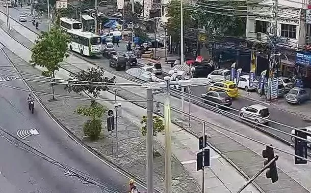 Câmera da prefeitura mostra avenida Edgar Romero, em Madureira, após ônibus serem usados como barricadas