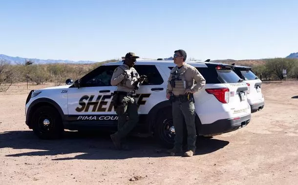 Agentes do xerife do condado de Pima próximos ao local onde a Patrulha de Fronteira dos Estados Unidos esteve envolvida em um tiroteio entre Amado e Arivaca, no Arizona, Estados Unidos, em 27 de janeiro de 2026
