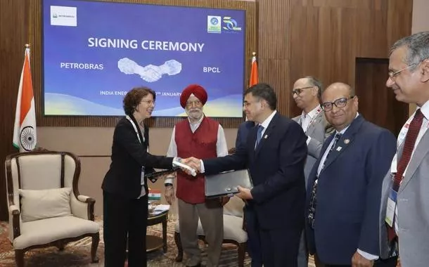 Gerente executiva de Comercialização no Mercado Externo da Petrobras, Ticiana Jereissati de Araújo; o ministro de Petróleo e Gás Natural da Índia, Hardeep Singh Puri; e o diretor executivo da BPCL Manoj Heda