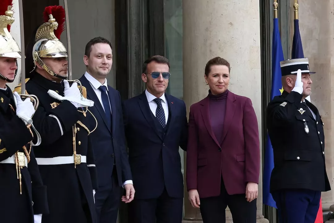 Emmanuel Macron, recebe a primeira-ministra da Dinamarca, Mette Frederiksen, e o primeiro-ministro da Groenlândia, Jens-Frederik Nielsen, na chegada para um almoço no Palácio do Eliseu, em Paris, França, em 28 de janeiro de 2026