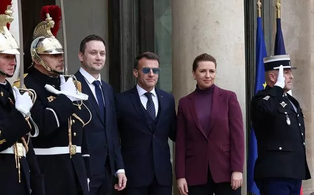 Emmanuel Macron, recebe a primeira-ministra da Dinamarca, Mette Frederiksen, e o primeiro-ministro da Groenlândia, Jens-Frederik Nielsen, na chegada para um almoço no Palácio do Eliseu, em Paris, França, em 28 de janeiro de 2026