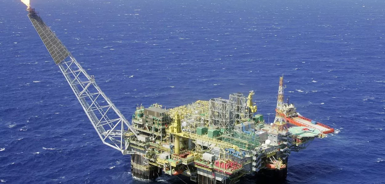 Visão aérea de uma plataforma da Petrobras na Bacia de Campos, a P-52
REUTERS/Bruno Domingos