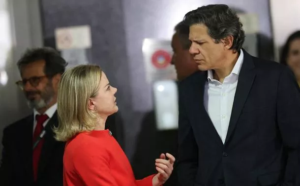 Após ser cobrado a "vestir a camisa", Haddad ironiza Gleisi