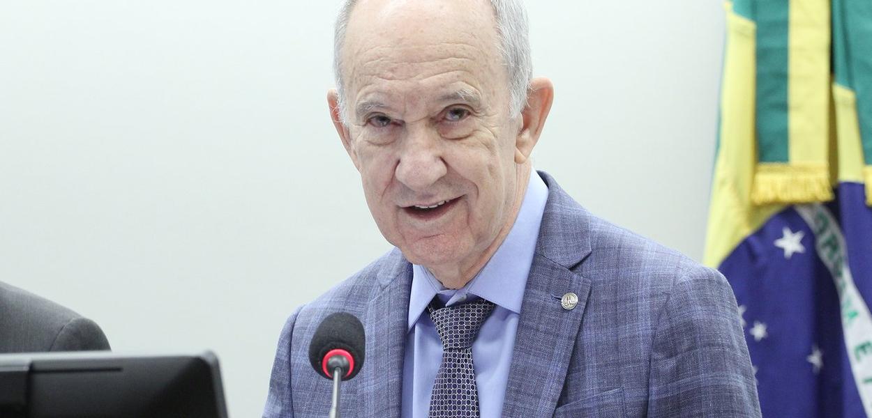 Rui Falcão diz que pressão pela alta dos combustíveis é reflexo da guerra iniciada por Trump e entreguismo de Flávio Bolsonaro