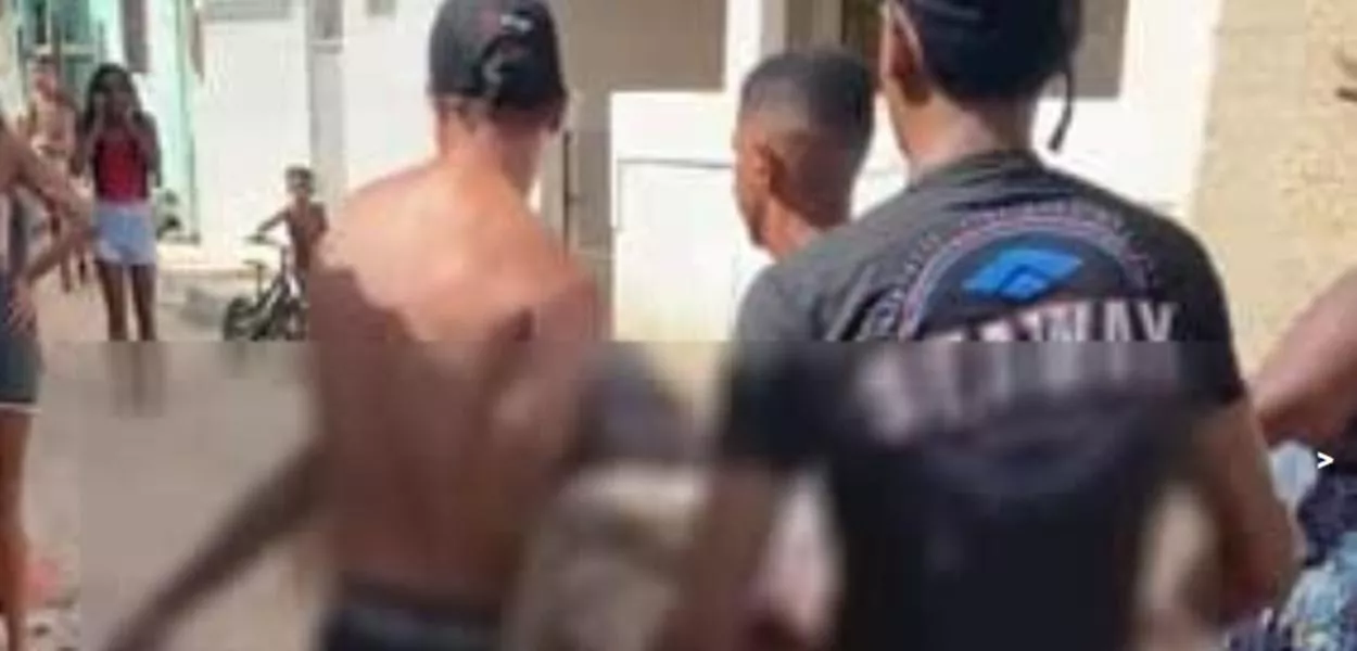 Moradores carregam menino atacado por tubarão no Grande Recife