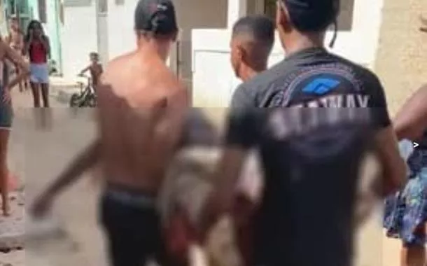 Moradores carregam menino atacado por tubarão no Grande Recife