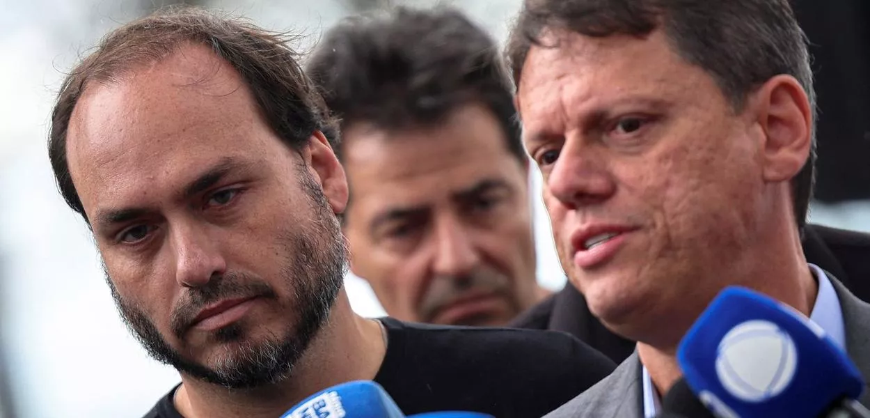 Governador Tarcísio de Freitas dá entrevista, com Carlos Bolsonaro atrás dele
29/01/2026
REUTERS/Adriano Machado