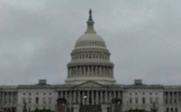 Republicanos barram no Congresso tentativa de limitar poderes de guerra de Trump contra o Irã