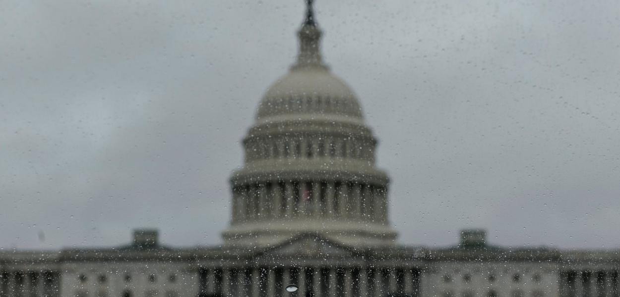 Republicanos barram no Congresso tentativa de limitar poderes de guerra de Trump contra o Irã