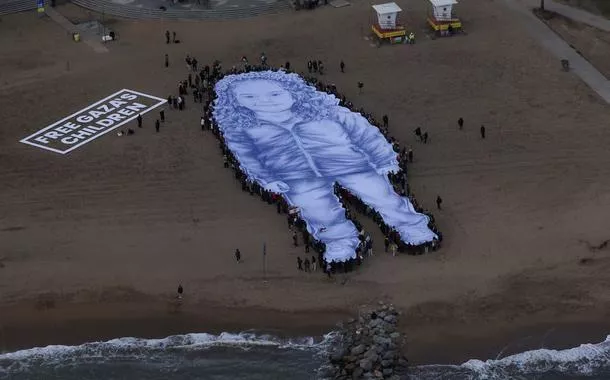 Retrato gigante de menina palestina assassinada por Israel em Gaza é estendido em praia de Barcelona