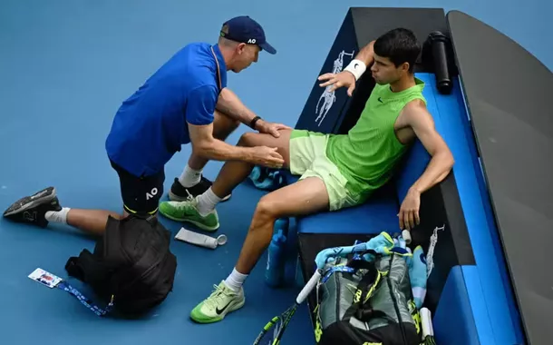 Alcaraz supera cãibras, vence Zverev e vai à final do Australian Open
