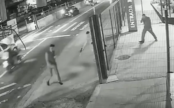 Cachorro é morto com dez tiros em frente a ponto de ônibus em SP