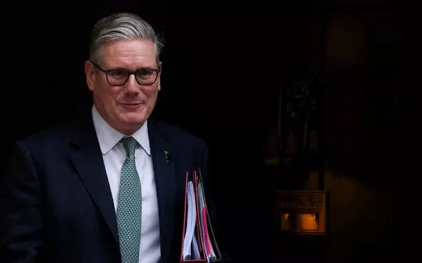 Starmer pede desculpas às vítimas de Epstein após escândalo com ex-embaixador britânico nos EUA