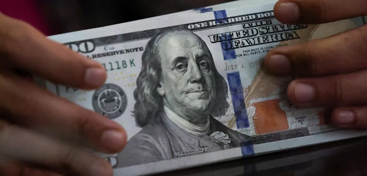 Um funcionário segura notas de dólar americano em uma casa de câmbio em Jacarta, Indonésia, em 9 de abril de 2025