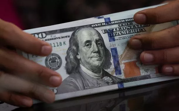 Dólar avança mais de 1% com Ptax e cenário externo