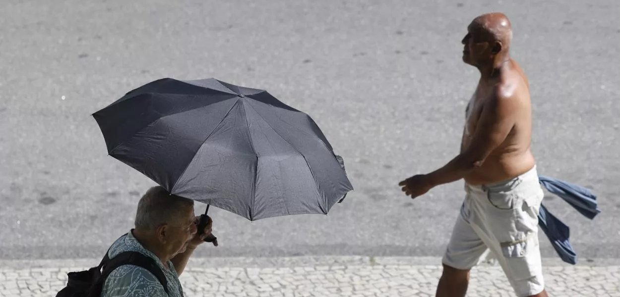 Rio de Janeiro (RJ) - 26/12/2025 - Pessoas se protegem do sol no centro da cidade em dia de calor 